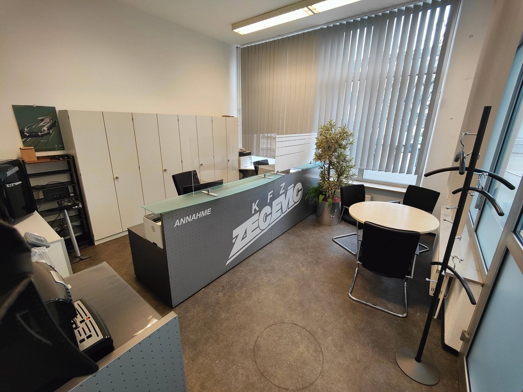 Kundenannahme mit Theke und Sitzecke