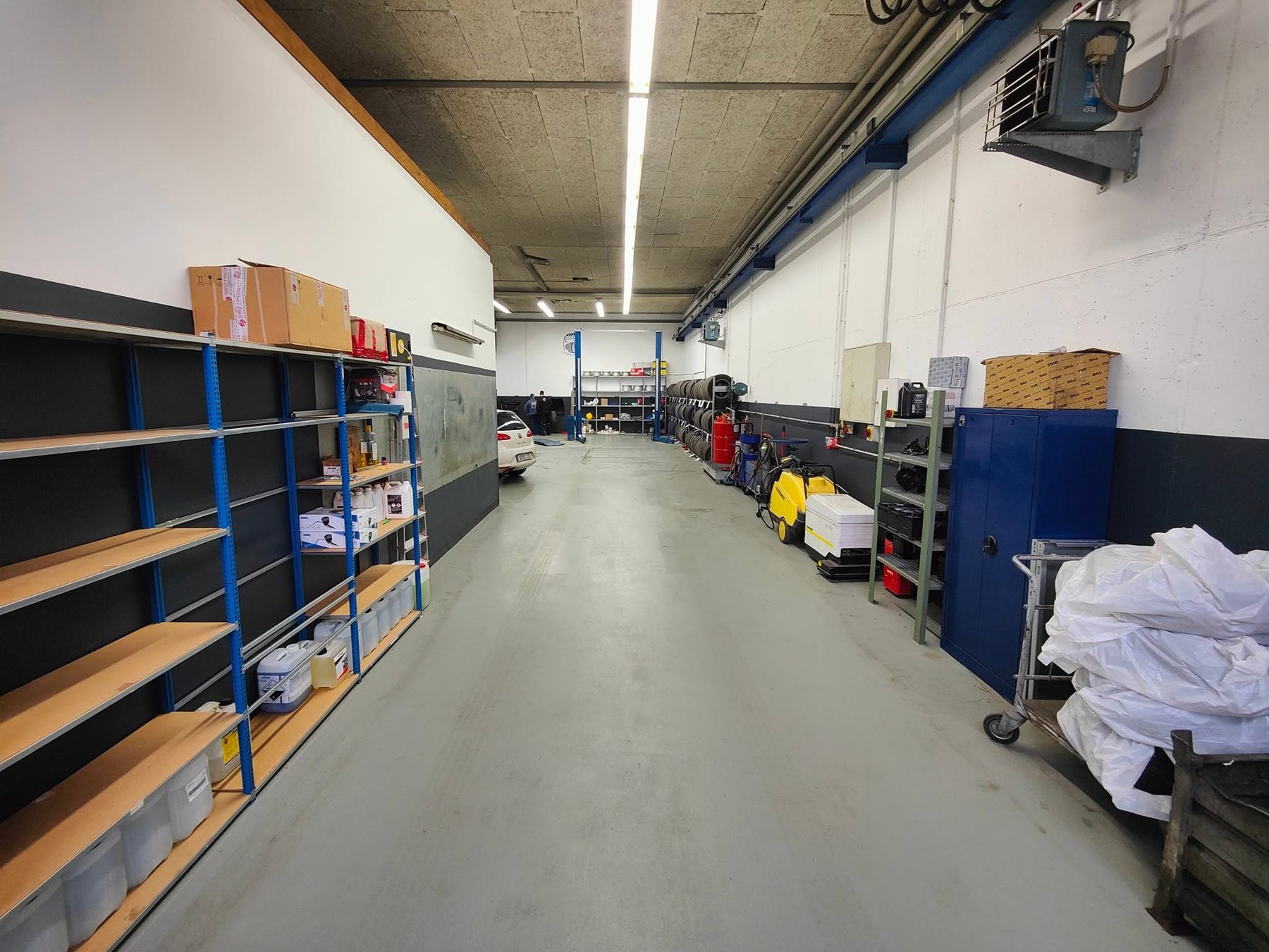 Werkstatthalle mit Regalen und Reifenlager