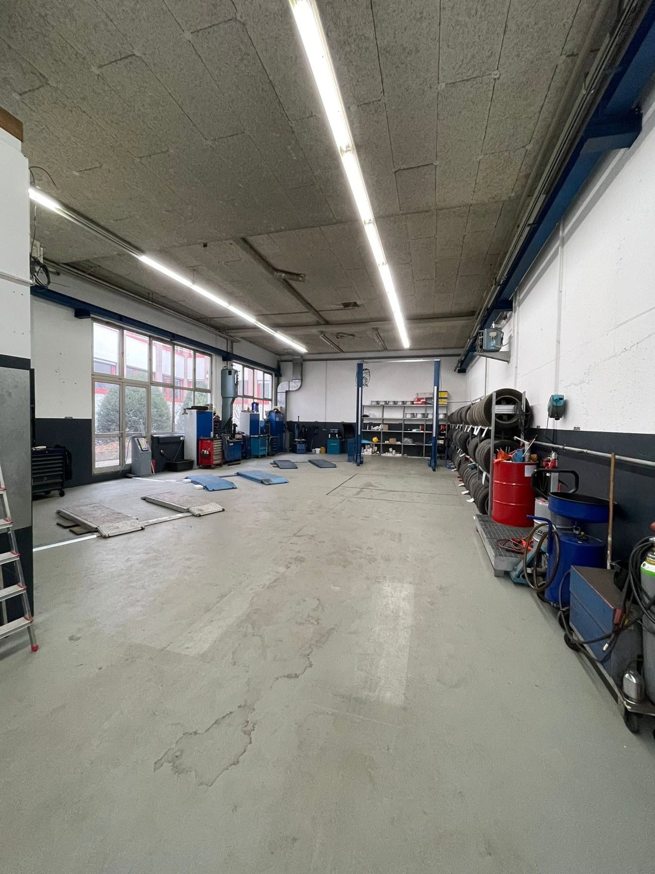 Werkstatthalle mit Hebebühnen