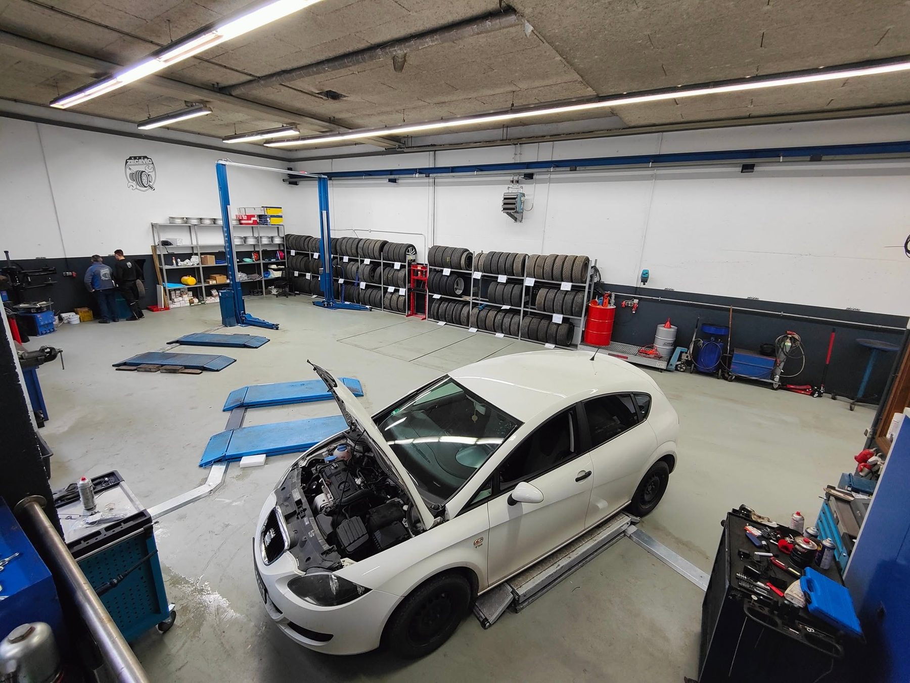 Werkstatthalle von KFZ Zecevic mit Auto auf der Hebebühne
