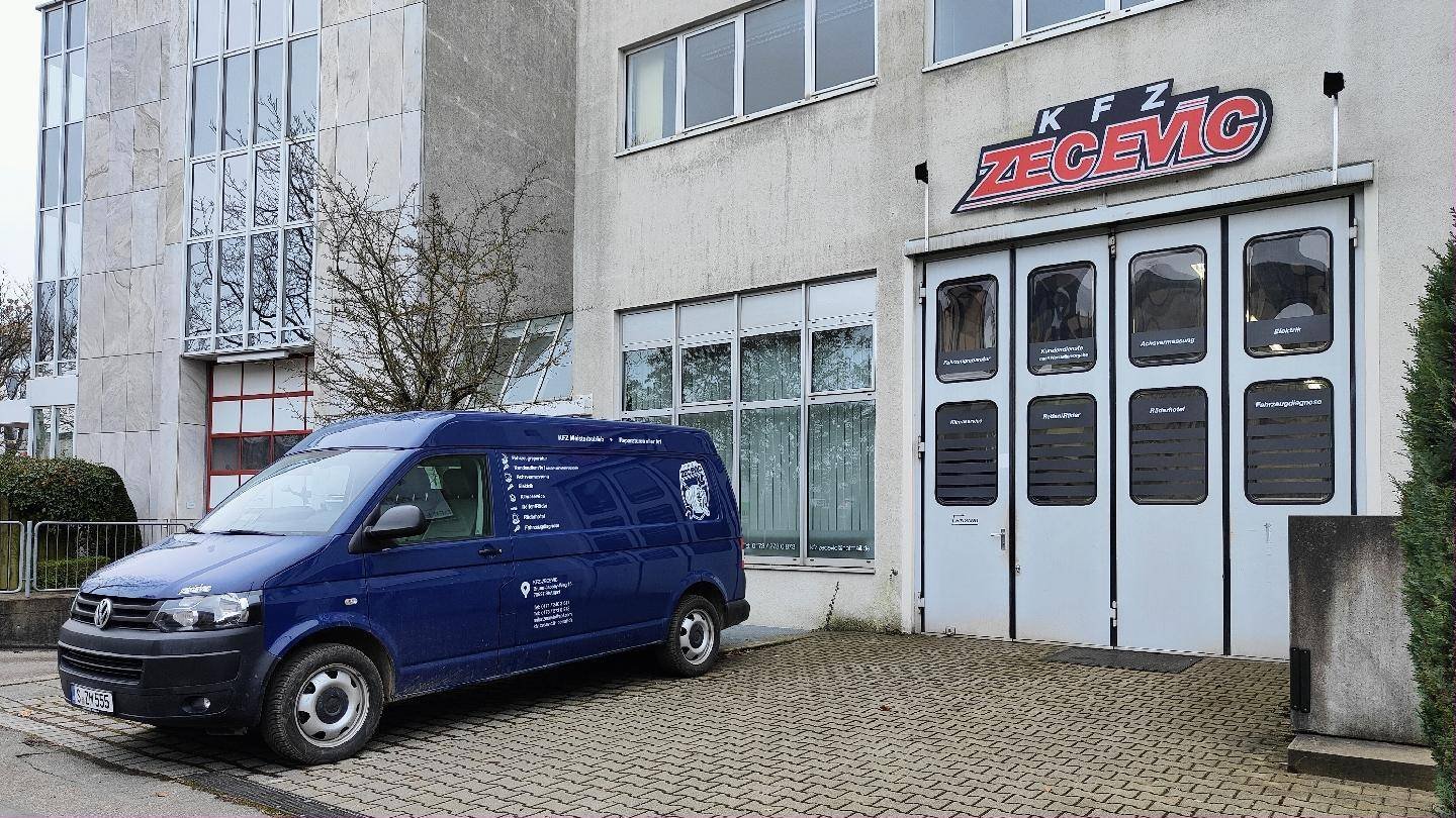 Werkstatt von außen mit Schild KFZ Zecevic